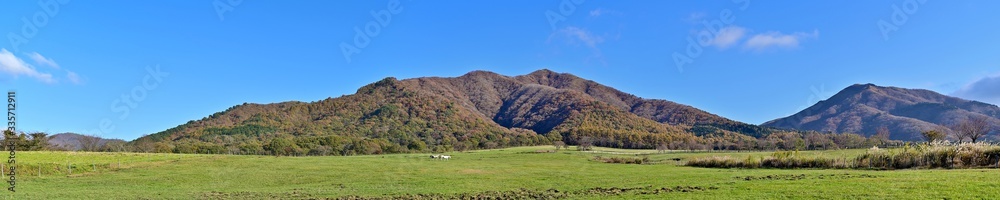 青空バックに秋の蒜山高原のパノラマ情景＠岡山