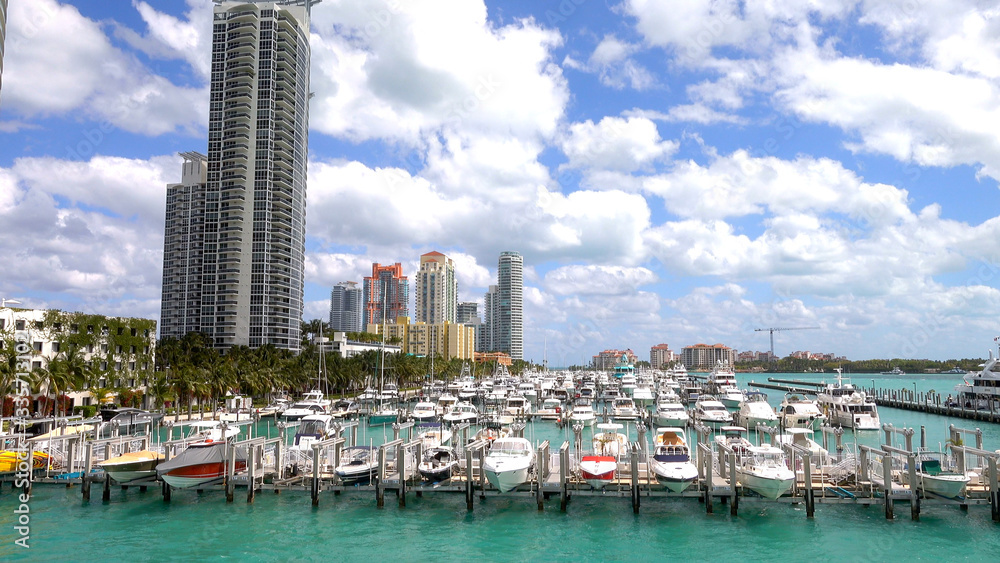 Obraz premium Harbor in Miami Beach on a sunny day