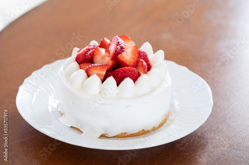 自宅で手作りした苺のスポンジケーキ
