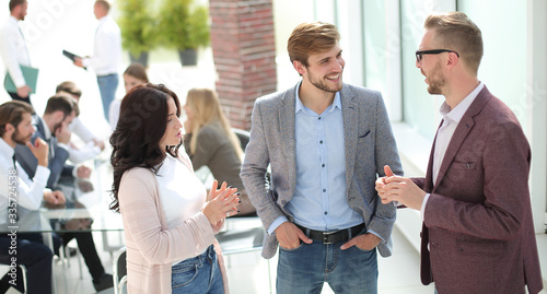 Cuadro en lienzo group of business people discussing something standing in the of