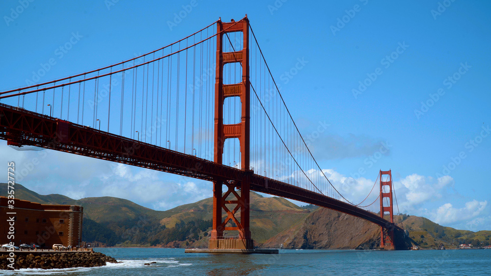 Fototapeta premium Beautiful San Francisco with its Golden Gate Bridge