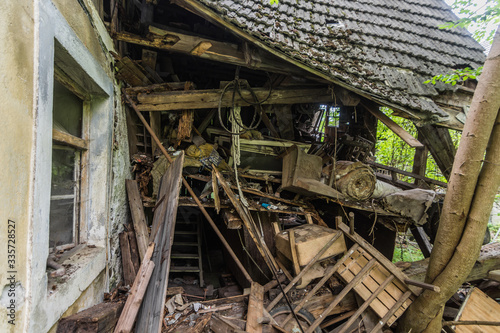 verfallenes haus ohne wand