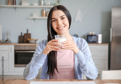 Beautiful young woman drink...