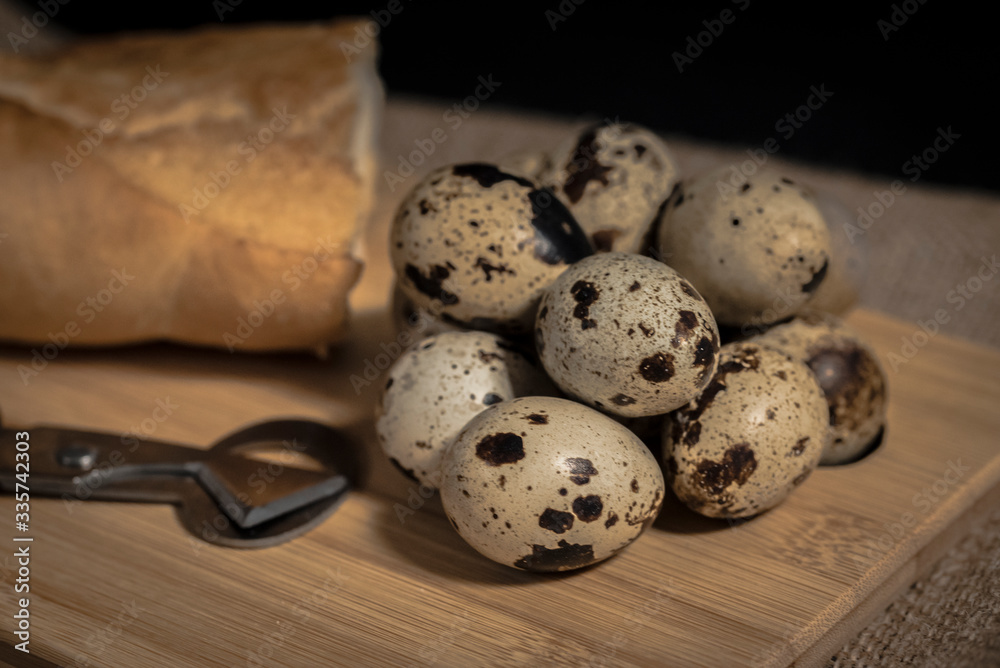 Composición con huevos de codorniz, tijeras y pan Composición con huevos de codorniz, tijeras y pan