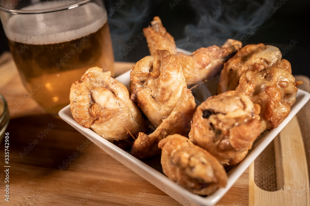Snack de pollo frito con cerveza y aceitunas