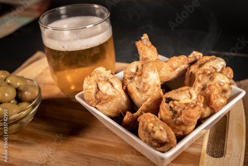 Snack de pollo frito con cerveza y aceitunas