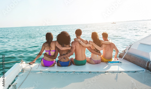 Foto Young friends chilling in catamaran boat - Group of people making tour ocean tri