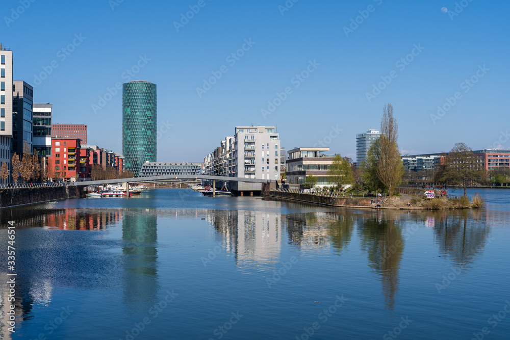 Fototapeta premium 04.04.2020: Westhafen marina in Frankfurt Am Main