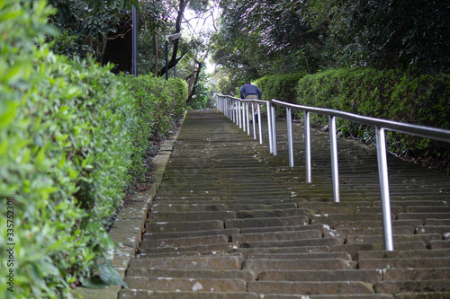 神社の急な階段を上る 手すりもある © bamboo design