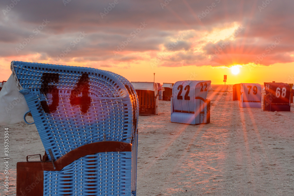 Φωτογραφία Strandkörbe am Strand von Neuharlingersiel bei Sonnenuntergang, Ostfriesland, Ni