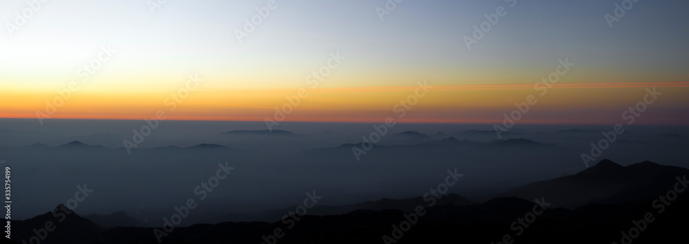 Obraz premium sunset over the mountains