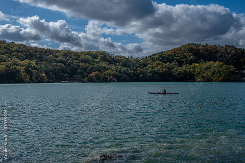 湖でカヌーをする男性