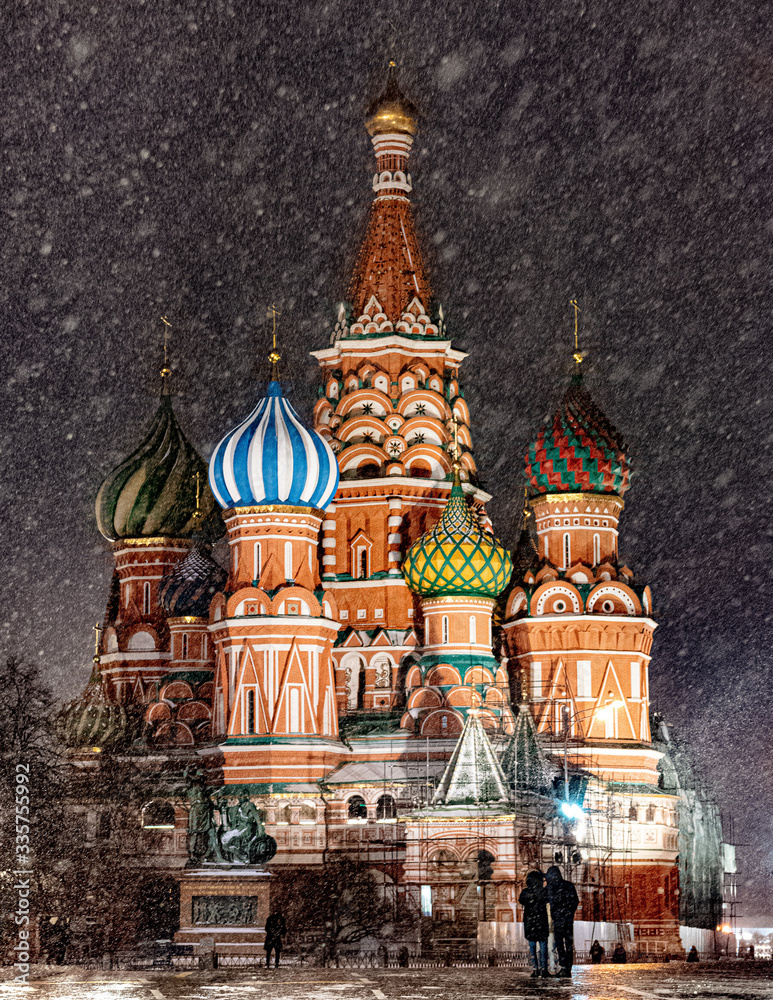 Fototapeta premium Saint Basil's Cathedral on snowy night