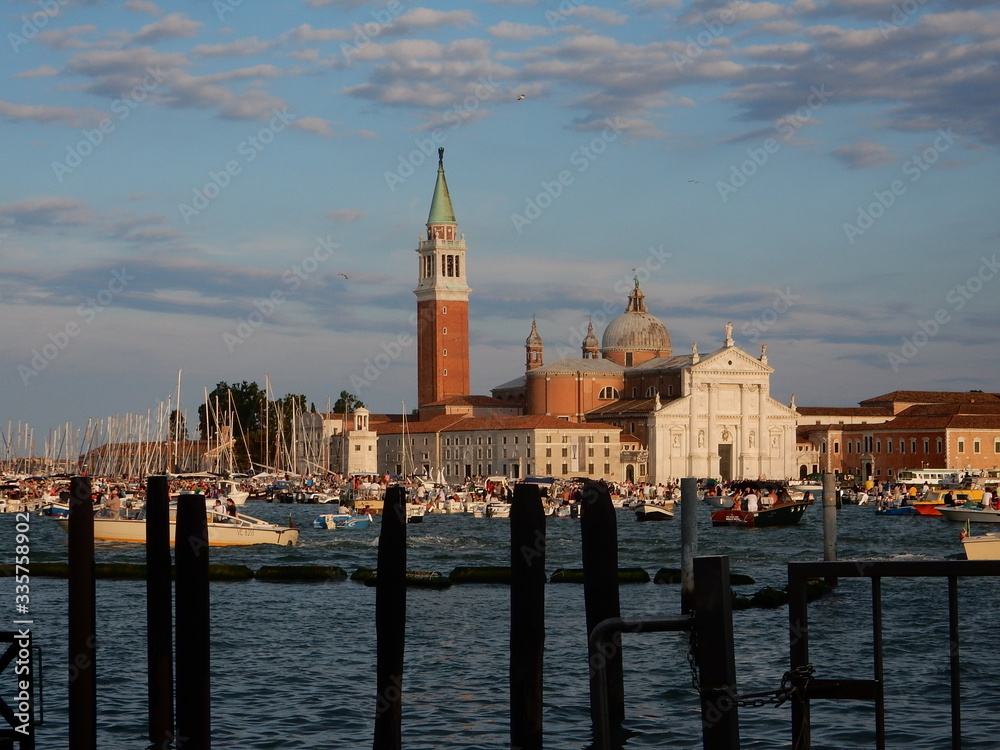 Blick über Venedig und den Markusplatz bei Dämmerung