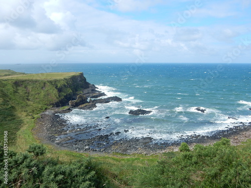 Ausblick auf den Giant's Causeway im Norden von Irland mit Küstenblick, Felsen und Wellen