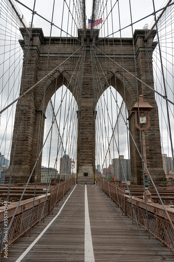 Fototapeta premium Krajobrazowy widok na pusty Brooklyn Bridge w Nowym Jorku, puste ulice z powodu pandemii koronawirusa Covid-19, USA