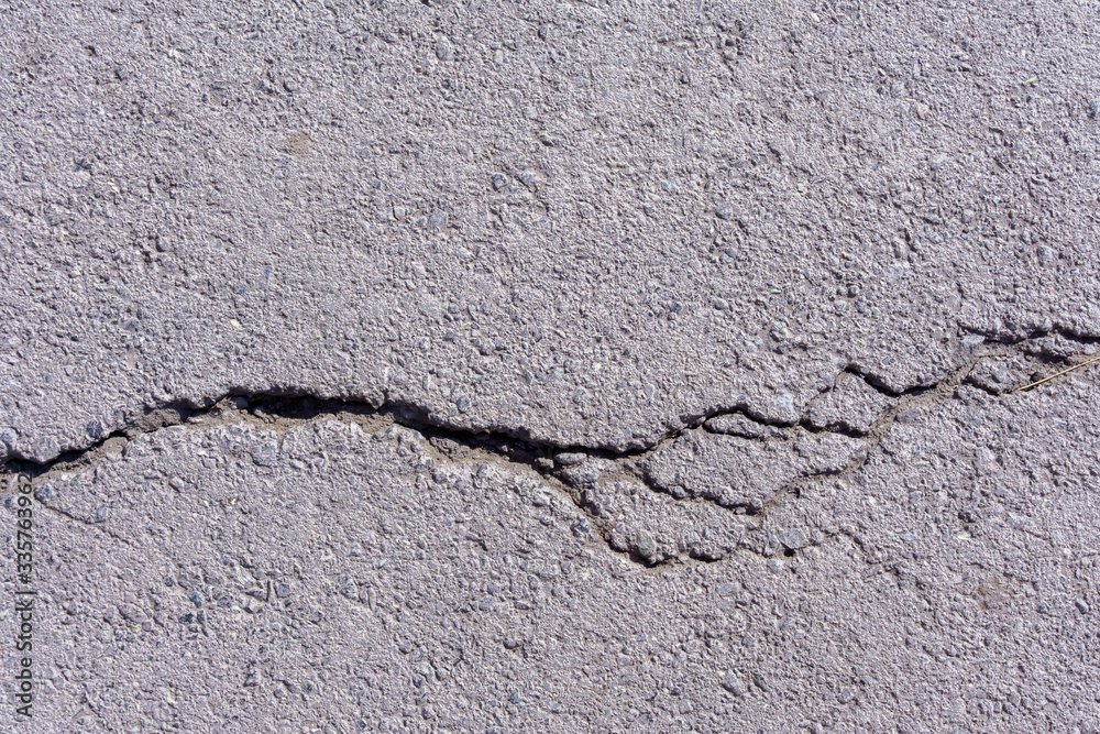 Fototapeta premium nawierzchnia drogi, łaty drogowe, pęknięcia w asfalcie. rozdzielczość stary cement betonowy z pęknięciami i naturalnymi zniszczeniami z upływem czasu i warunków atmosferycznych