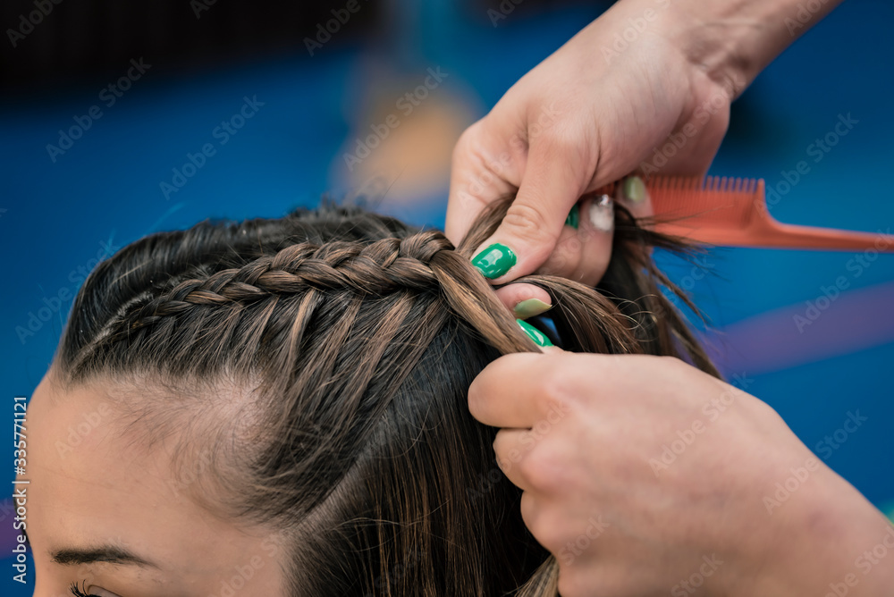Naklejka premium Sesión de peluquería, uñas y maquillaje