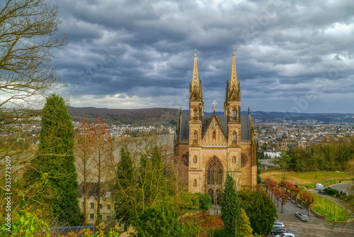 Ausblick auf Remagen, den Rhein und eine historische Kirche