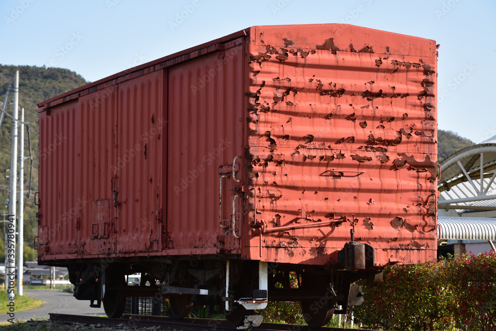 Obraz premium Japoński czerwony wagon towarowy