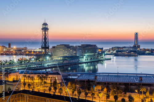 Panorama aéreo del paisaje urbano de la ciudad de Barcelona iluminada al anochecer.