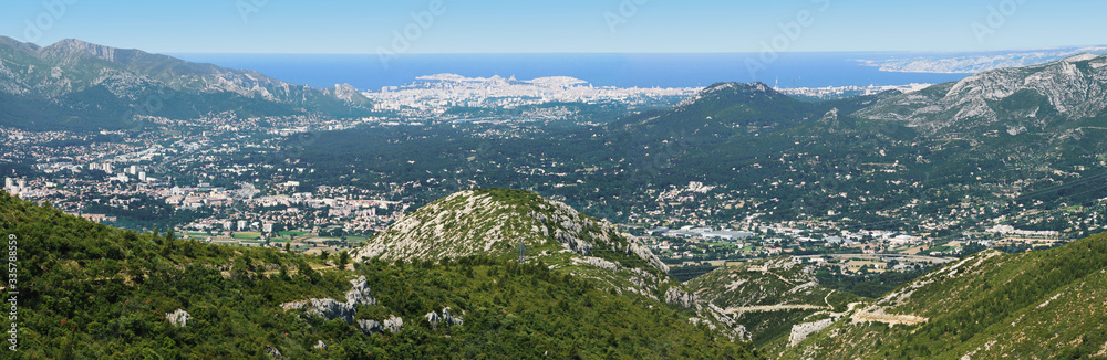 Panorama de l'arrière pays Marseillais, avec la ville en blanc sur le fond bleu de la mer. Panorama de l'arrière pays Marseillais, avec la ville en blanc sur le fond bleu de la mer.
