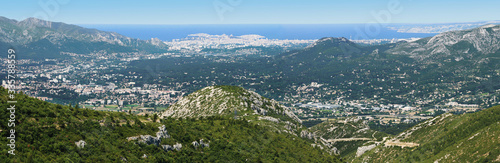 Panorama de l'arrière pays Marseillais, avec la ville en blanc sur le fond bleu de la mer. © lamax