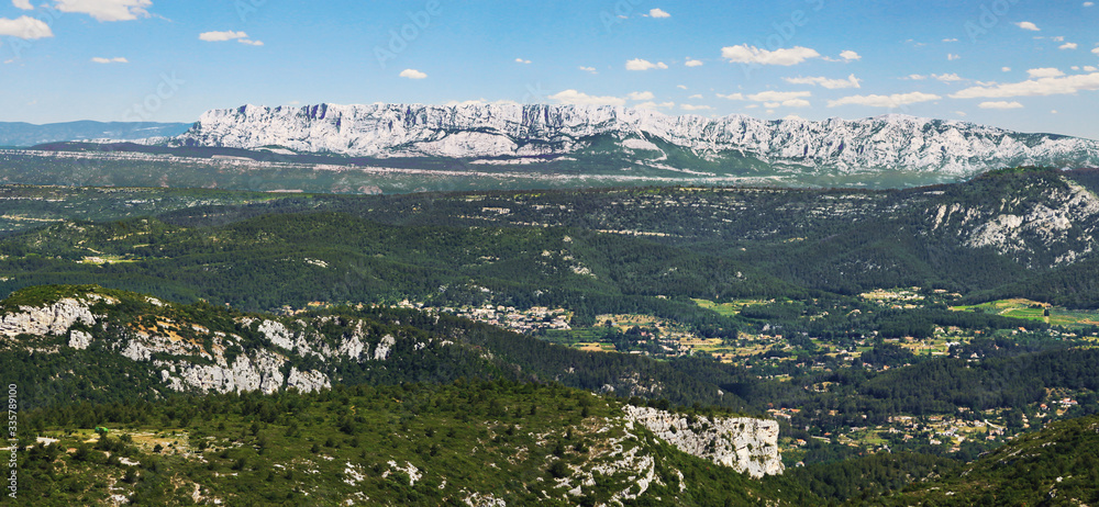 La barre rocheuse de la montagne Sainte-Victoire en Provence.