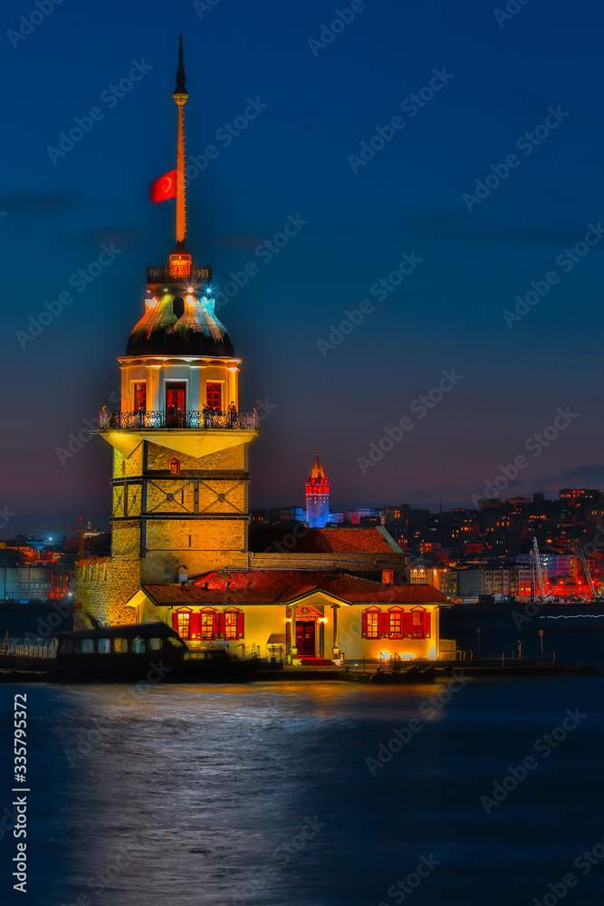 Obraz premium Maiden Tower, one of the historical places of Istanbul. Sunset photo.