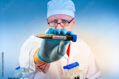 Cornavirus. A doctor shows ...