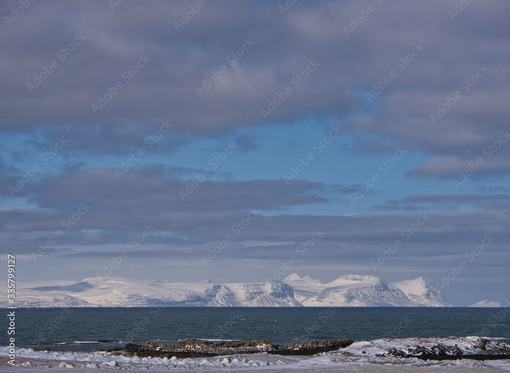 Schneebedeckte Berge an der isländischen Küste