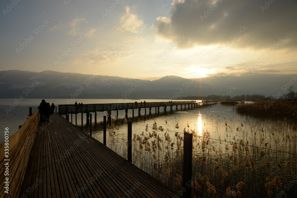 balade au coucher du soleil sur le lac de Zurich - Suisse