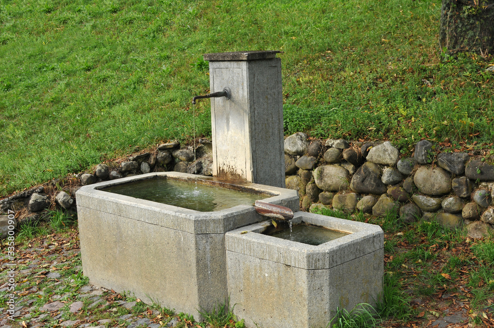 Fototapeta premium une ancienne fontaine - Suisse