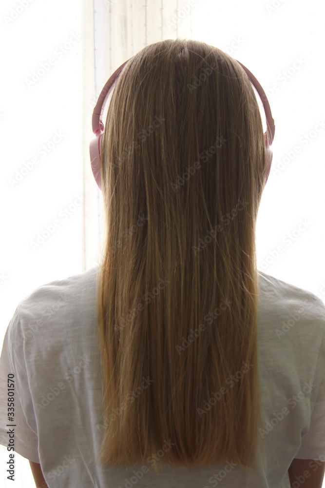 ragazza bionda con cuffie audio di colore rosa ragazza bionda con cuffie audio di colore rosa