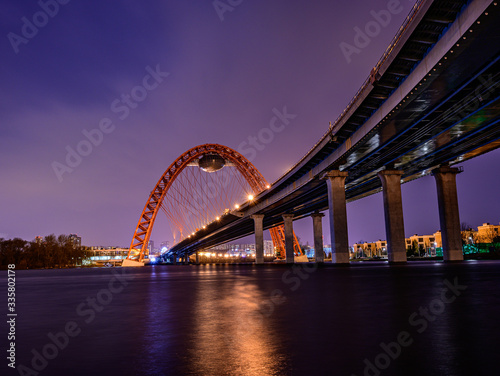 Fototapeta Naklejka Na Ścianę i Meble -  Zhivopisny Bridge over Moscow river at night