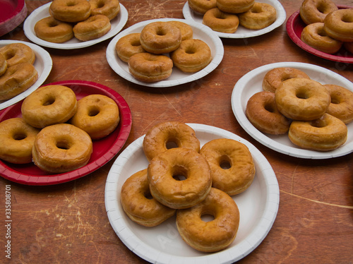 Weiße und rote Papierteller mit je fünf Donuts photo