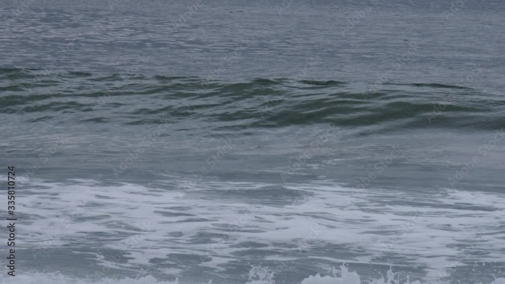 太平洋に面する海岸に打ち寄せる波 Waves crashing on the shore facing the Pacific Ocean 太平洋に面する海岸に打ち寄せる波 Waves crashing on the shore facing the Pacific Ocean