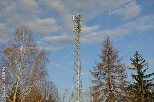 Fototapeta Naklejka Na Ścianę i Meble -  technologia sieci 5 G , śmierć sieci 5 G , wieża sieci 5 G ,  antena sieci 5 G , comunication 5 G ,  5 G , 4G , 5G , zdrowie ,koronawirus 5 G , coronawirus  5 G , koronawirus  sieci 5 G ,