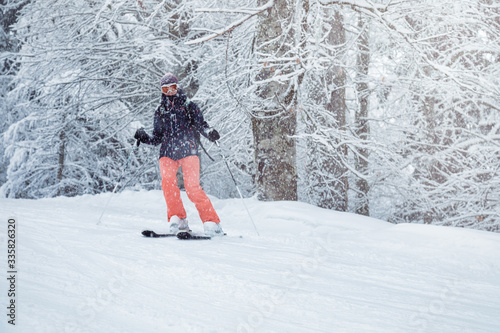 Obraz na płótnie Young woman skiing under snowfall w salonie