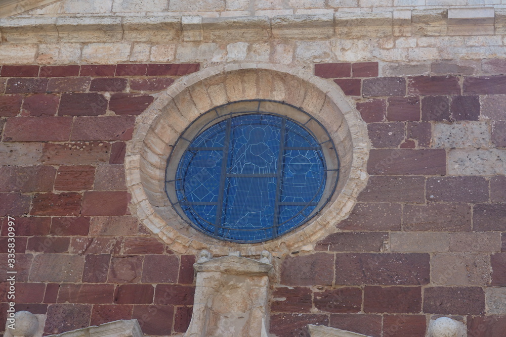 vidriera circular con gravados geometricos de la iglesia de santa maría de prades, tarragona, españa, euopa