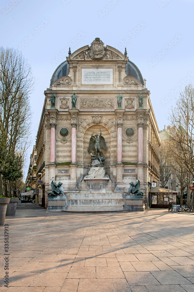 place saint michel à paris 