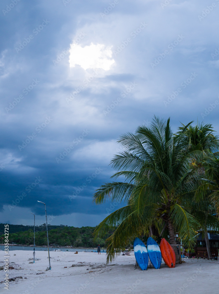 Naklejka premium Kayak on the beach with the sea and rain clouds view