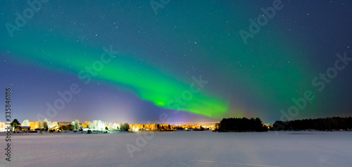 Cuadro en lienzo Tourists admiring the Northen Lights in Lapland, Finland