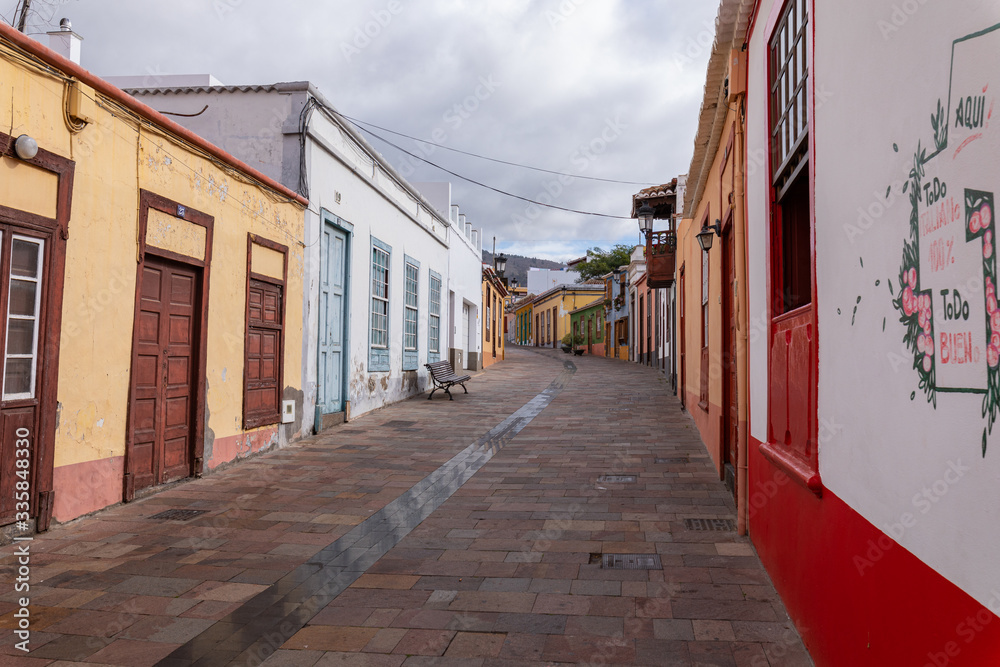 Obraz premium Beautiful colorful streets of old colonial town in Los Llanos de Aridane in La Palma Island, Canary Islands, Spain.