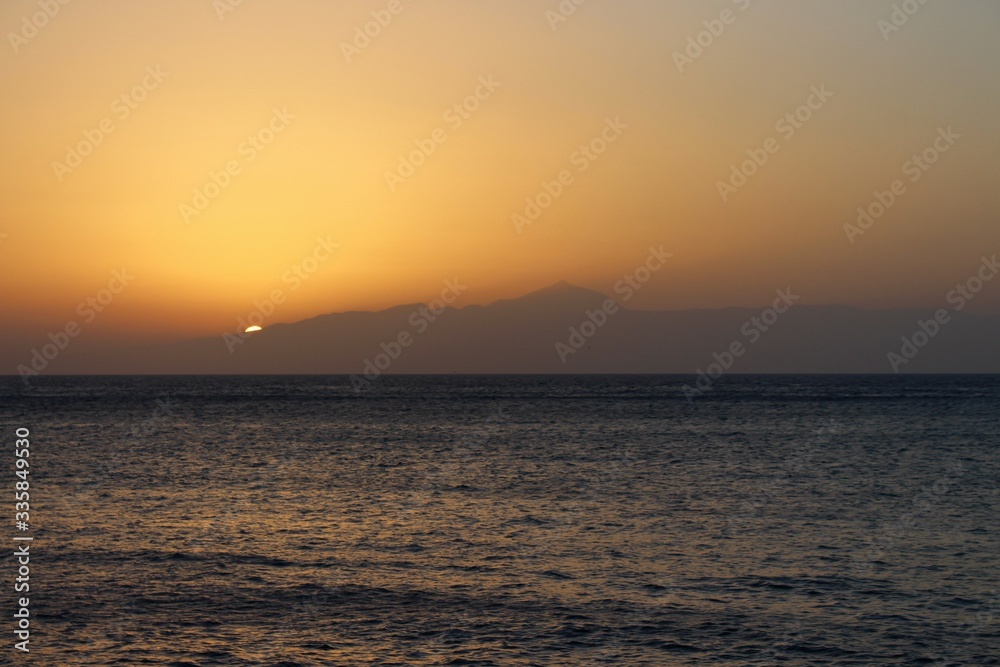 coucher de soleil au dessus de l'ile de tenerife aux canaries 