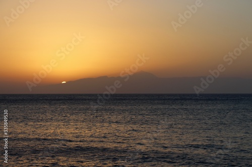 coucher de soleil au dessus de l'ile de tenerife aux canaries 