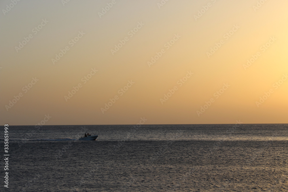 bateau vedette au coucher de soleil