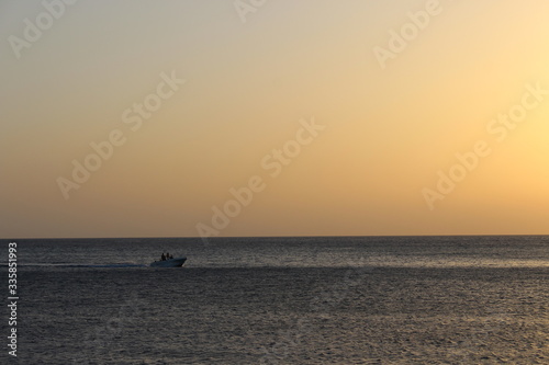 bateau vedette au coucher de soleil