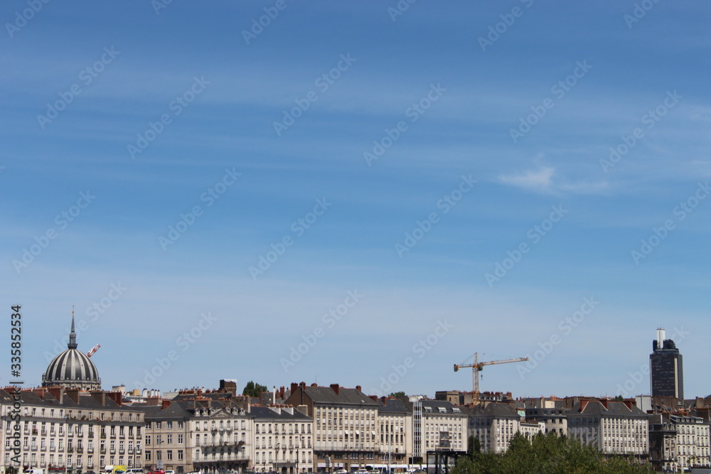 Quai de la Fosse à Nantes vu depuis l'ile beaulieu avec un grand ciel bleu