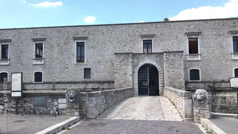 Castello Pirro del Balzo di Venosa del 1470 con quattro torri tonde e